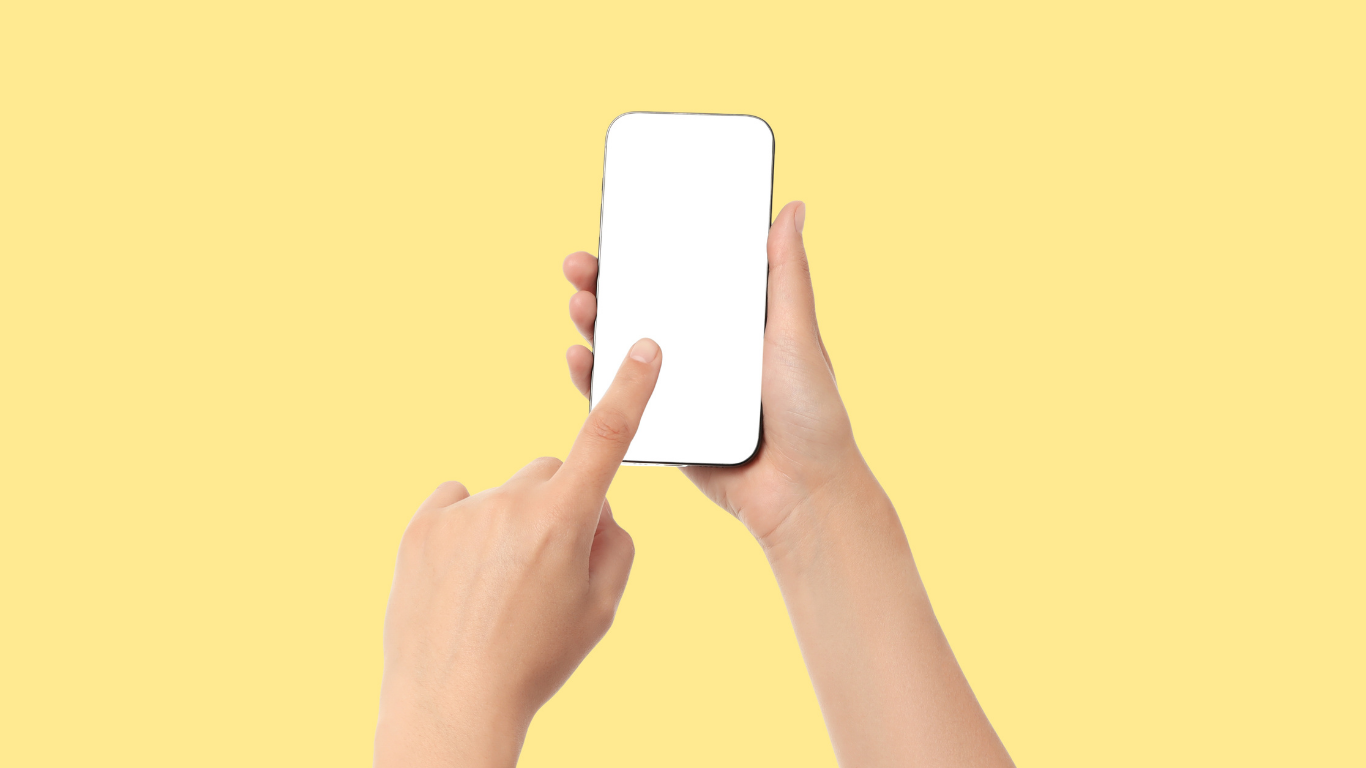 スマートフォンでアプリを操作している人