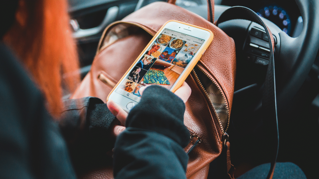 通勤の途中にスマートフォンを触っている女性